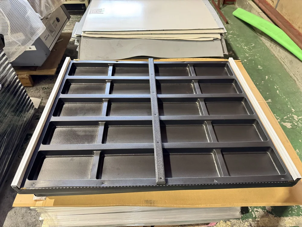 専用の仕切りと保護カバーを組み合わせた運搬具