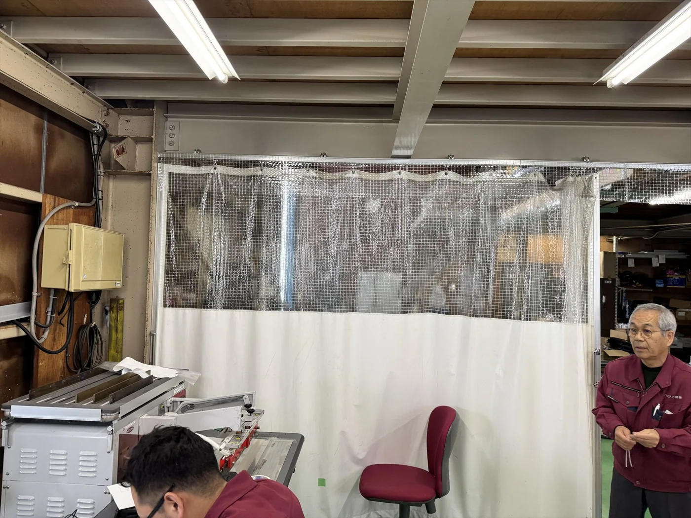 工場の設置条件に合わせて製作した透明シートのパーテーション