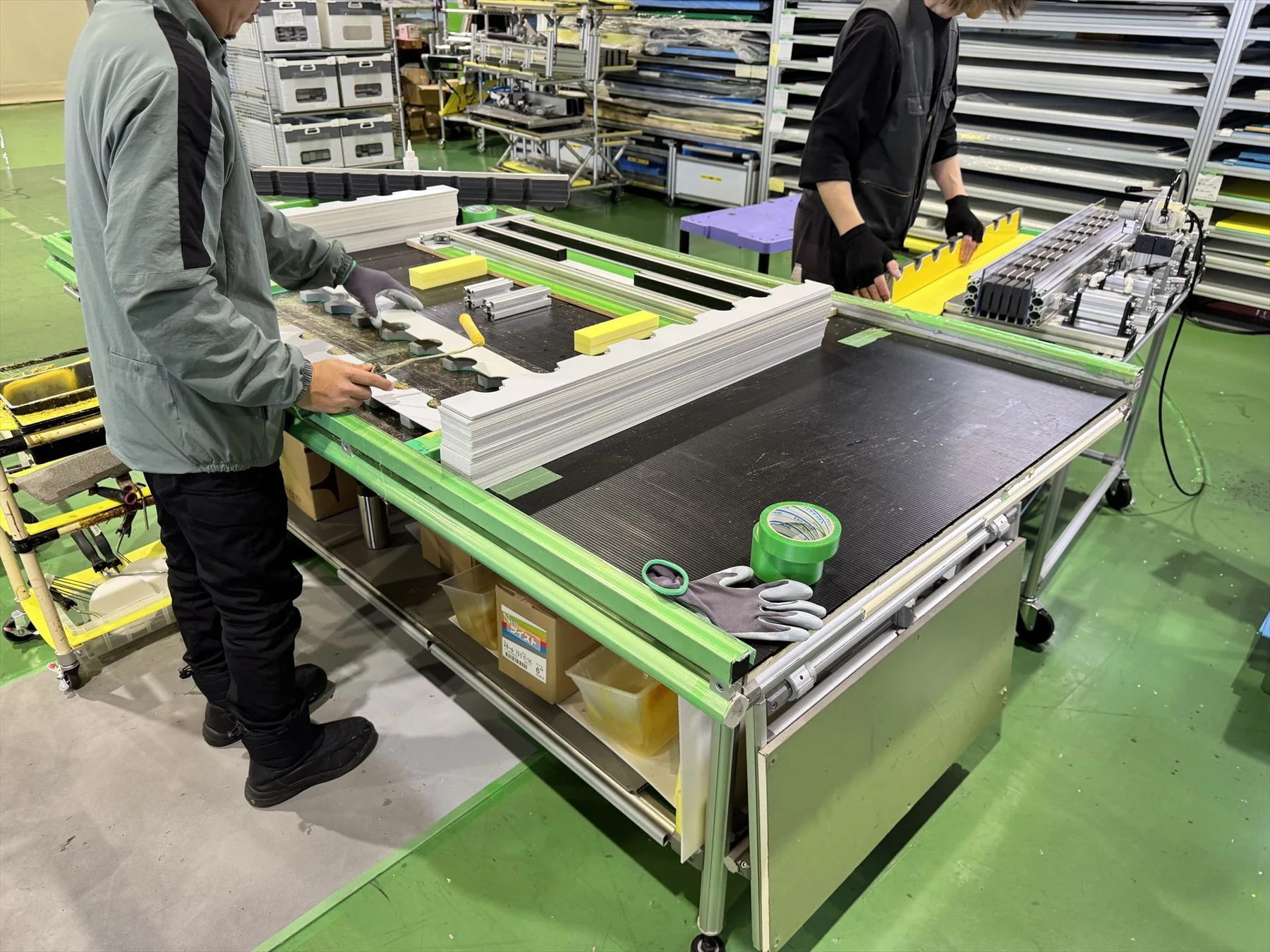搬送用仕切りの材料と構造を確認しながら組み立てるイワタ工販の製作現場
