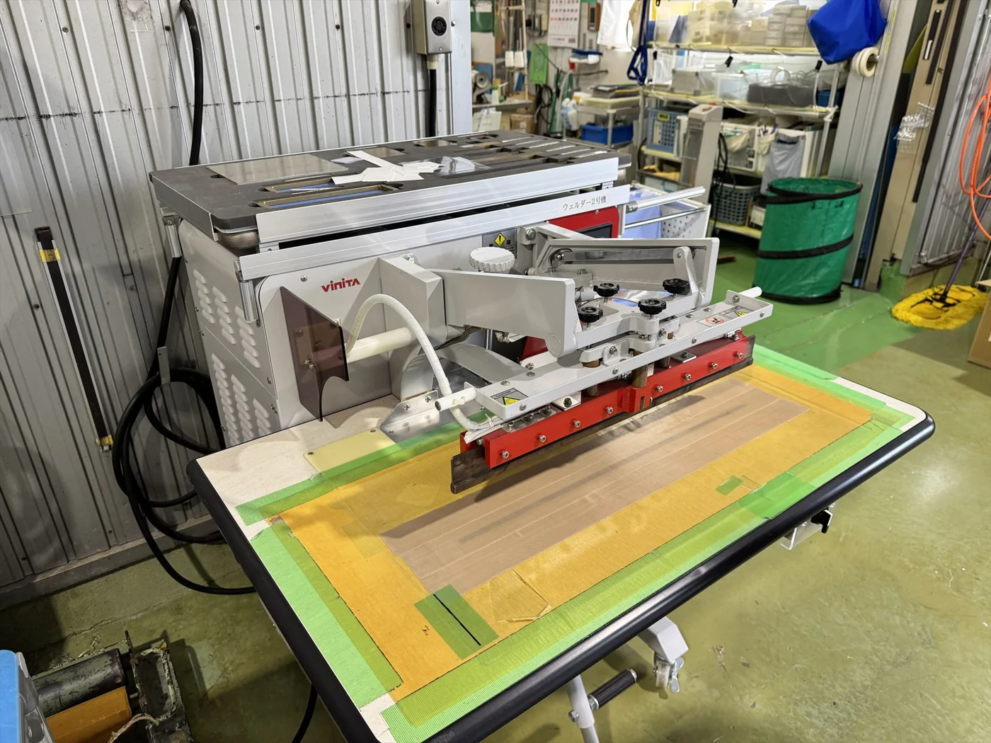 シートやカバーの加工を行うイワタ工販の作業場