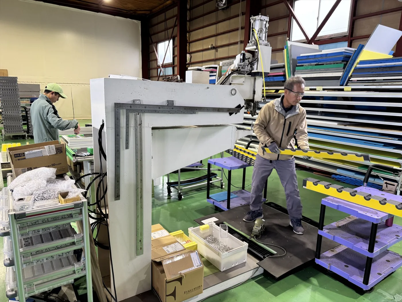 搬送用仕切りの加工と組立を行うイワタ工販の製作現場